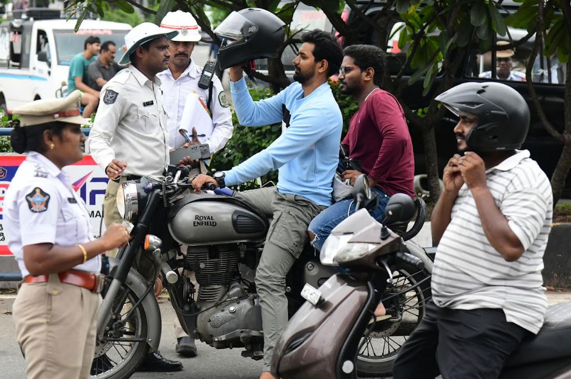 ఆంధ్రప్రదేశ్ హైకోర్టు హెచ్చరిక: హెల్మెట్ వాడకాన్ని తప్పనిసరి చేస్తూ వాహనాలు సీజ్, లైసెన్స్ రద్దు